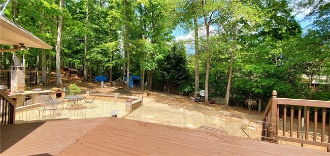 Building Photo - 225 Silver Birch Ct