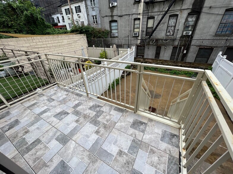 Building Photo - 1064 Lafayette Ave