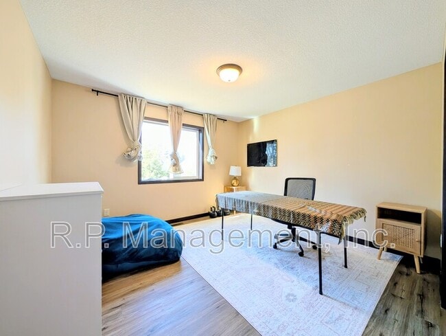 Building Photo - 5286 Greenwood Dr