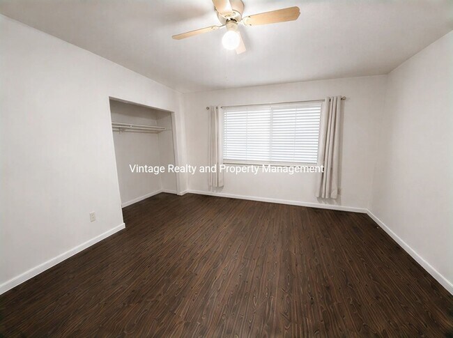 Building Photo - Updated 2-bedroom, 1 bathroom Tri-plex unit located in North Stockton.
