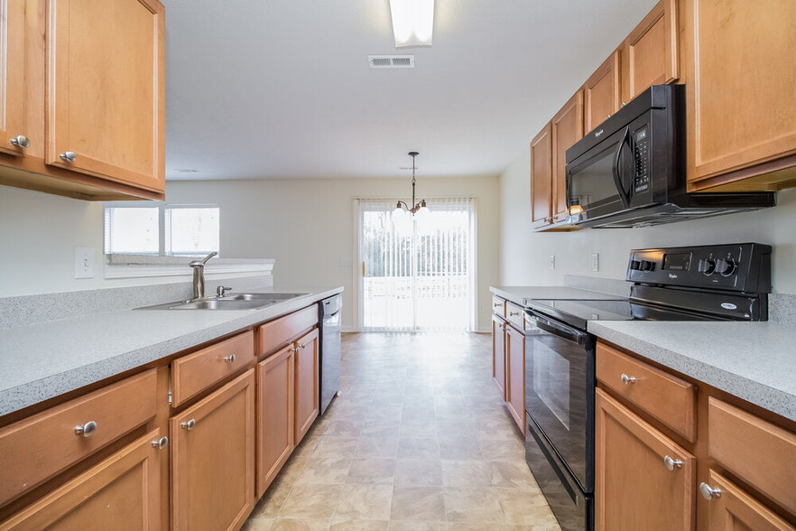 Building Photo - 4565 Hawthorn Dr