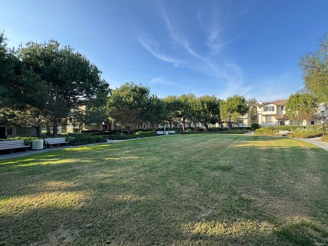 Building Photo - Beautiful 3 Bd/2Ba Spacious Home in Fullerton w/AC and Ample Community Amenities!