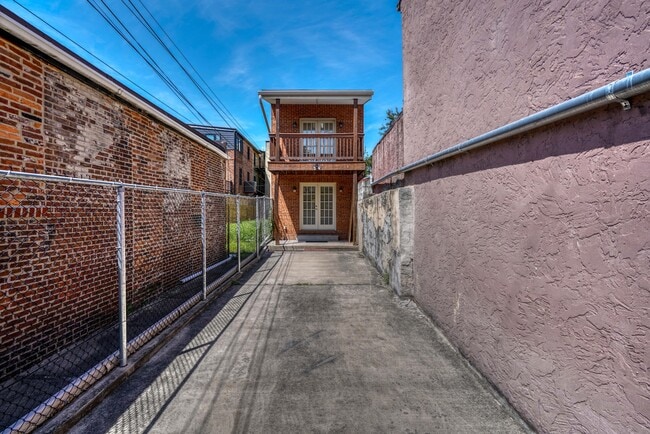 Building Photo - 634 Eislen St