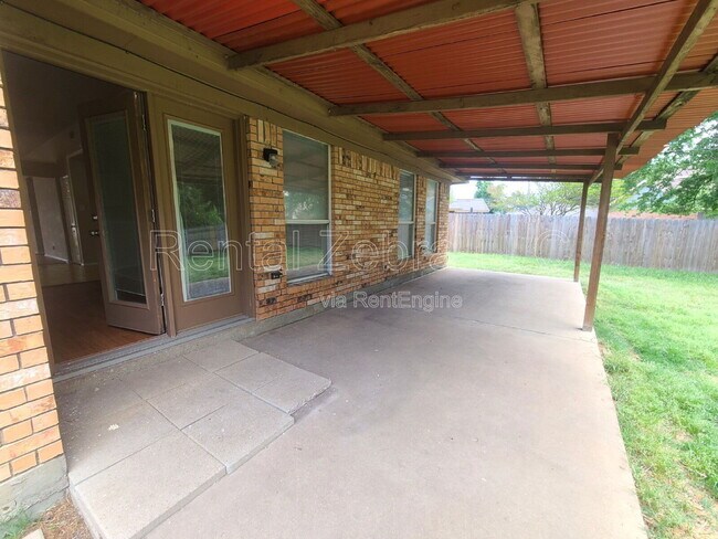 Building Photo - 7605 Misty Ridge Dr N