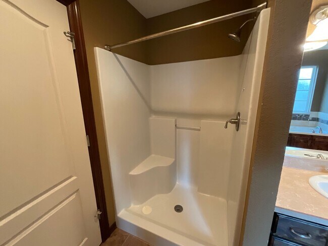 Building Photo - Large 3 Bedroom 2 Bathroom Home W/ Fenced Yard in WEBB CITY MO!!!