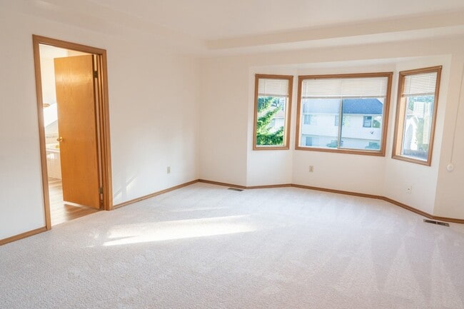 Building Photo - 3Bd/2.5Ba Bellevue House( Newport Hill)