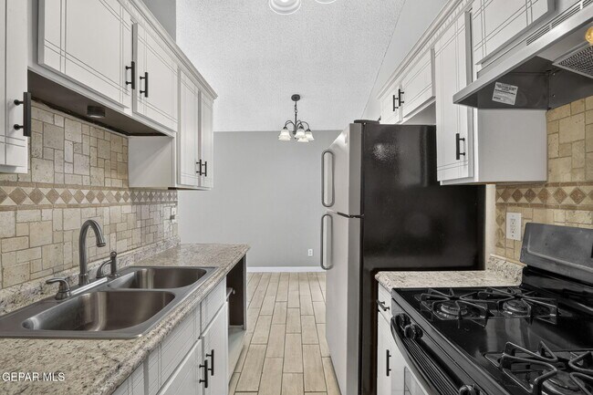 Building Photo - 9128 Bur Oak Cir