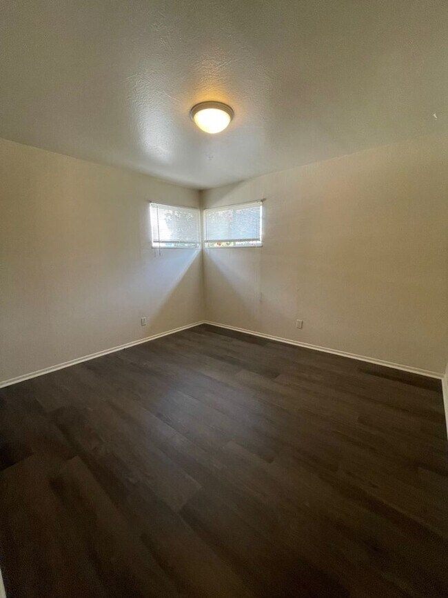 Building Photo - Gardella Duplex