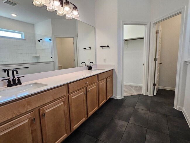 Building Photo - Beautiful 3 Bed / 3 Bath Home in North Lea...