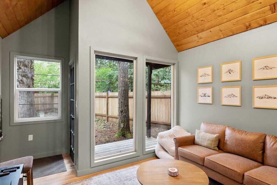 Building Photo - 65377 E Sandy River Ln