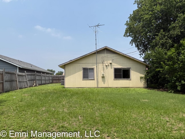 Building Photo - 2304 Silverhill Dr