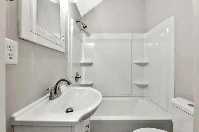 Building Photo - Cute 2 bedroom house near in a great neighborhood, close to shopping, restaurants, and easy highw...