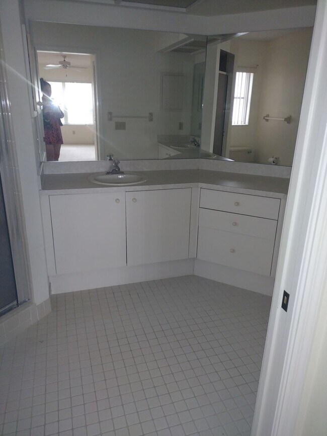 Building Photo - 2 bedroom 2 bathroom Large House for rent ...