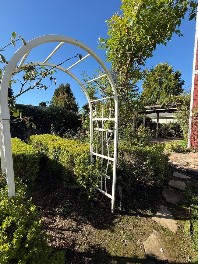 Building Photo - MOVE IN SPECIAL!!! $500 OFF THE FIRST MONTH'S RENT!!! Experience the perfect blend of comfort, st...