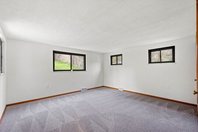 Building Photo - AVAILABLE JULY 1ST!! GORGEOUS 3 BED / 2 BATH HOME IN PENN HILLS!