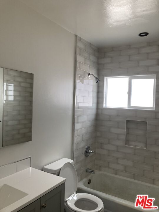 Building Photo - 348 Rexford Dr