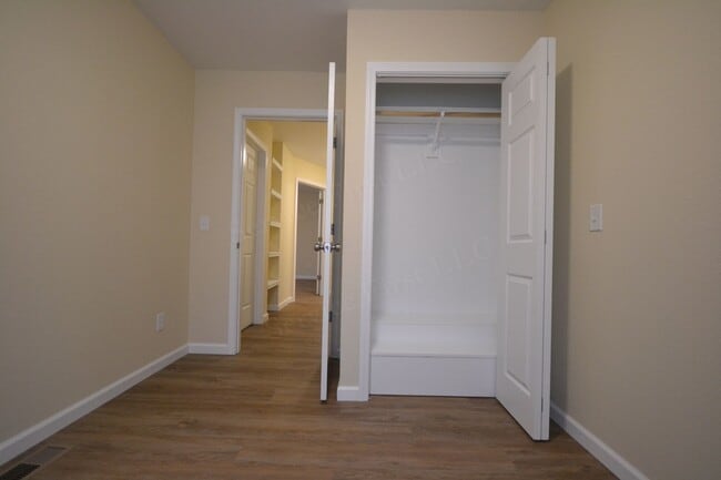 Building Photo - Spacious 3 Bed, 1.5 Bath Fourplex Unit in Buffalo, MO