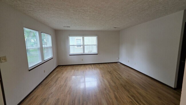 Building Photo - 2 bdrm, 1 1/2 bath home with fenced yard