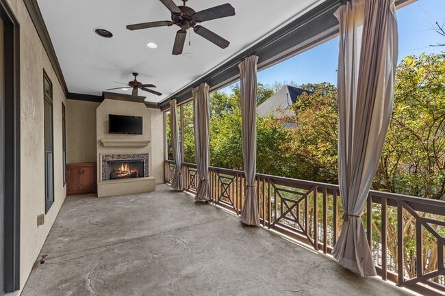 Building Photo - 2019 Overhill Dr