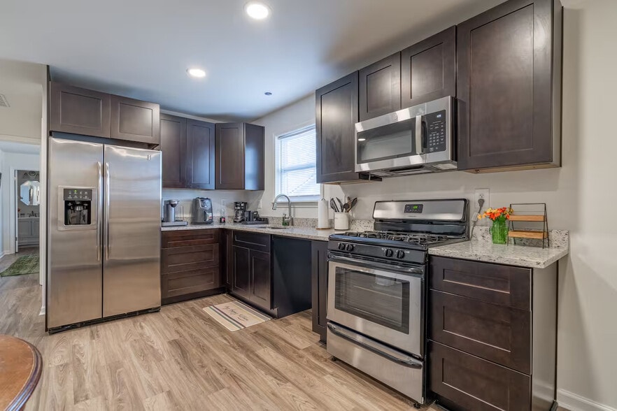 Building Photo - Room in Duplex on Washington St