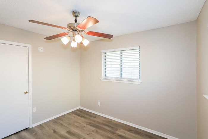 Building Photo - 2614 Chevy Chase Dr