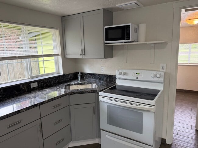 Building Photo - Updated 1 bedroom 1 bathroom ADU!