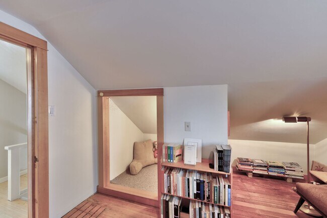 Building Photo - Beautiful Craftsman Bungalow on the edge o...