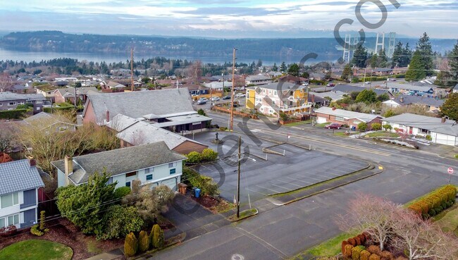 Building Photo - 4 bedroom 2.5 bathroom Home