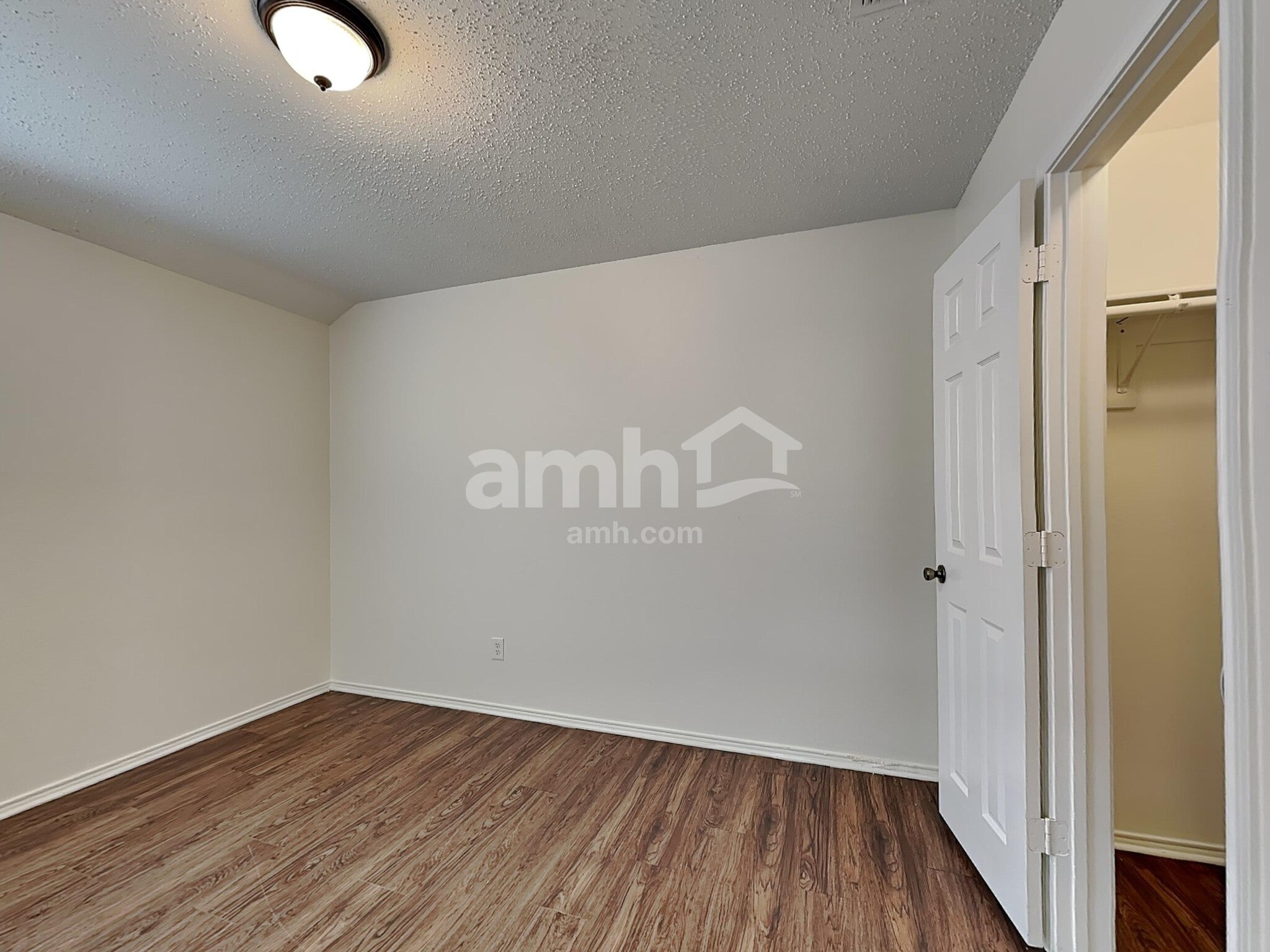 Building Photo - 2043 Wildwood Dr