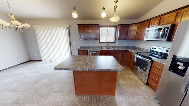 Building Photo - 330 Vernon Dr