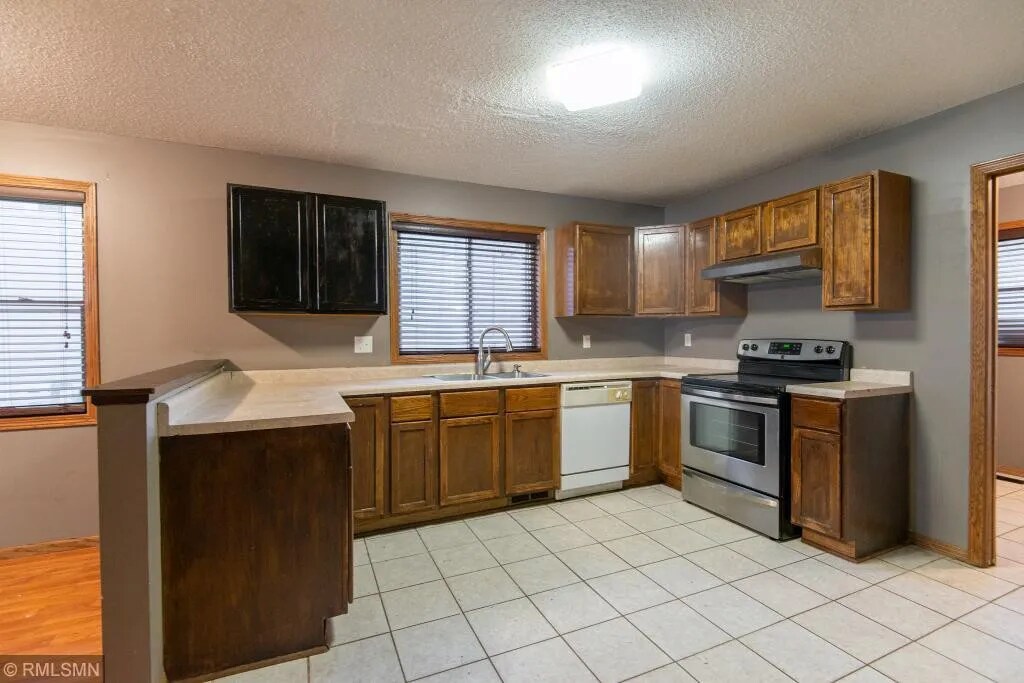 Kitchen - 309 Aurora Ave