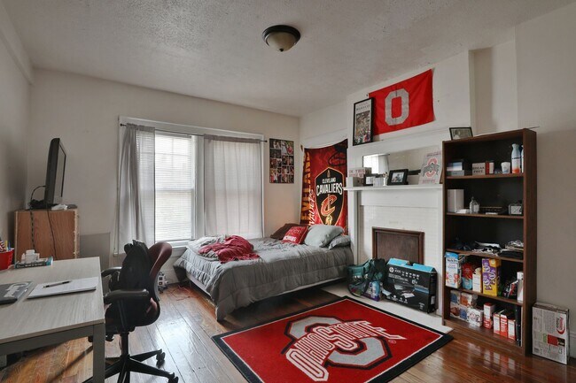 Building Photo - GREAT OSU SOUTH CAMPUS LOCATION - Ridiculously Nice back deck and off-street parking for everyone