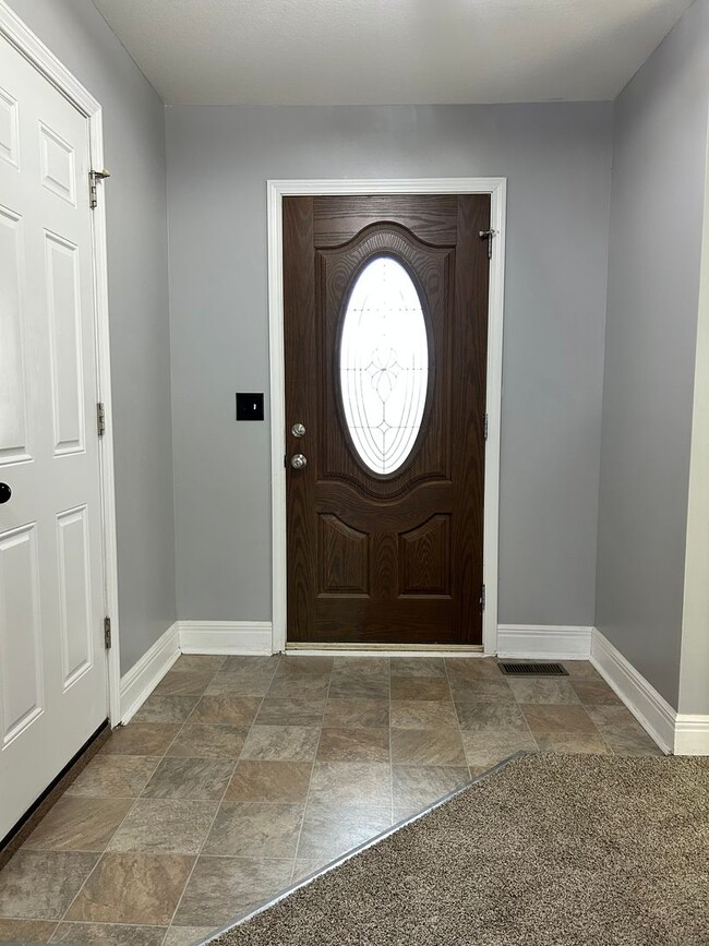 Building Photo - Large Beautiful Home!