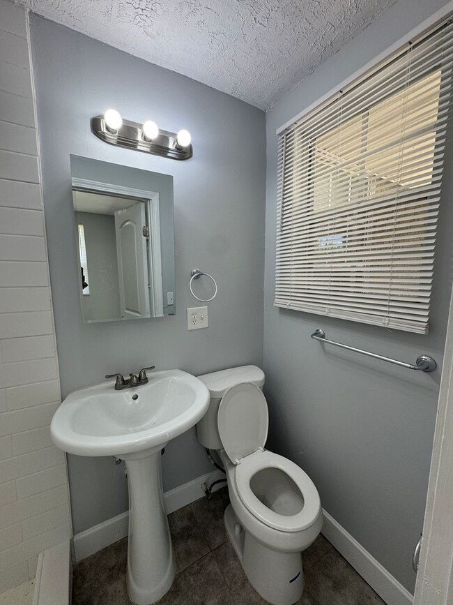 Building Photo - Freshly Renovated 3/2 Single Family in Wes...