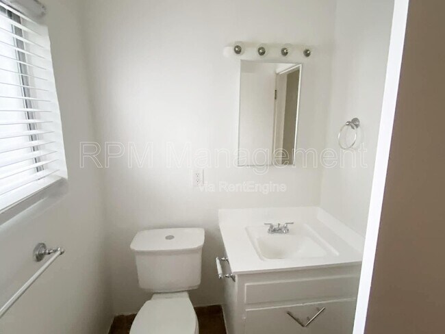 Building Photo - 6904 Lennox Ave