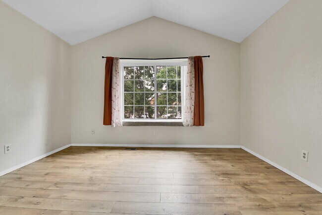 Building Photo - $2,000 - 2 Bed, 2.5 Bath End Unit in Auror...