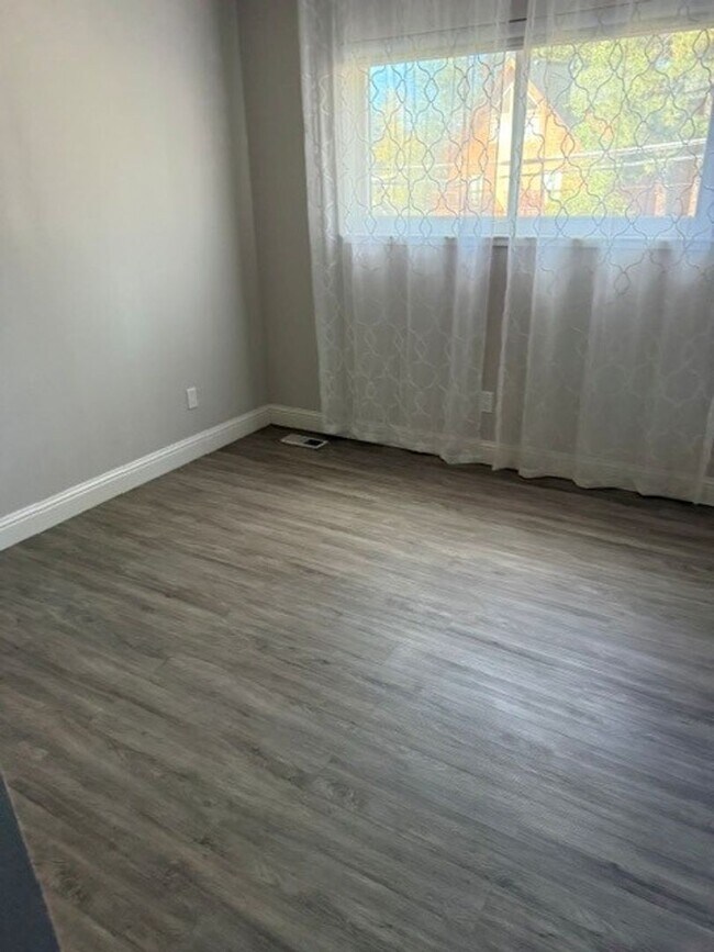 Building Photo - Lovely sunny corner lot unit available now and pet friendly!! Call to inquire today.