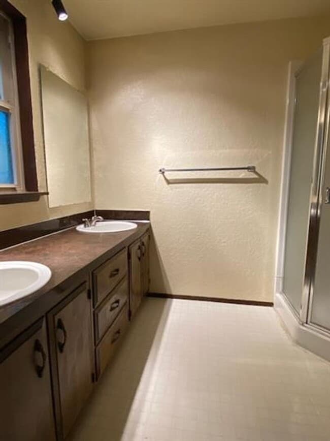 Building Photo - 823 SW Castilian Dr