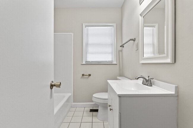 Building Photo - 257 Zandale Dr