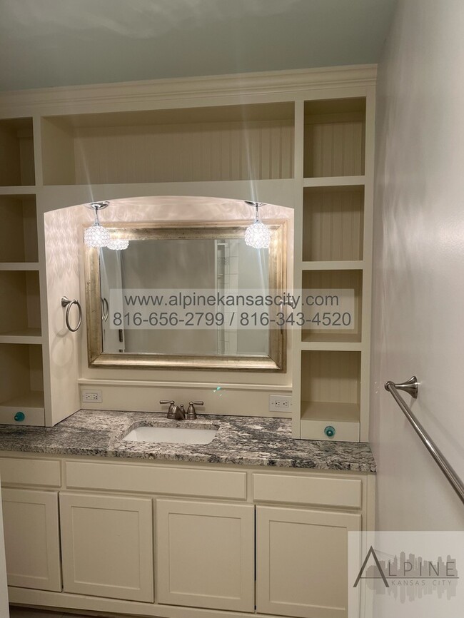 Building Photo - Spacious Parkville Ranch