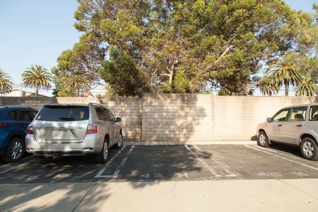 Building Photo - Great location, 2 Bedroom Condo