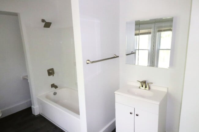 Building Photo - $1,300 - Newly 3 Bedroom 2 Bath