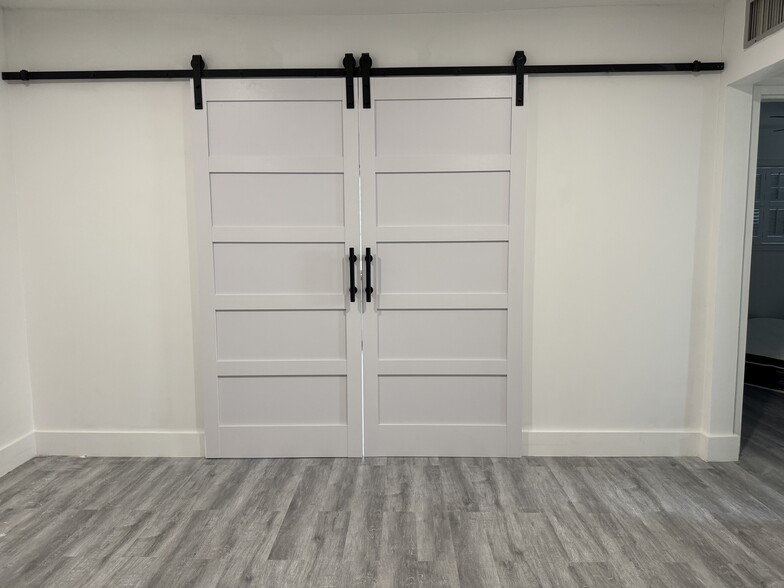 Building Photo - 2250 Bay Dr