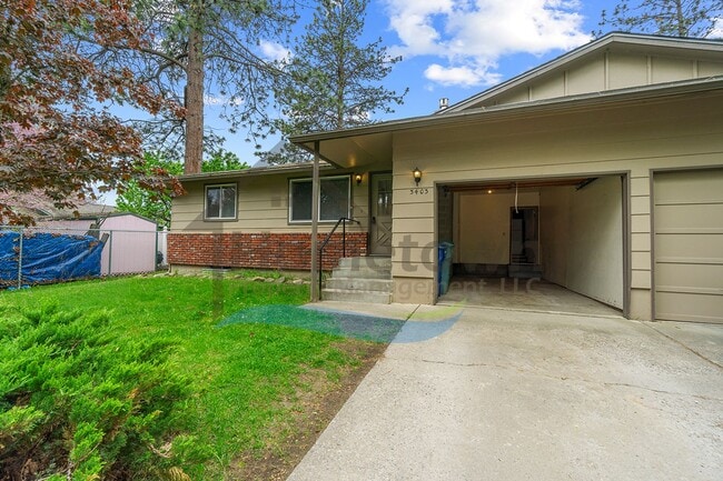 Building Photo - 2 Bedroom 1 Bath Home with Attached Garage...