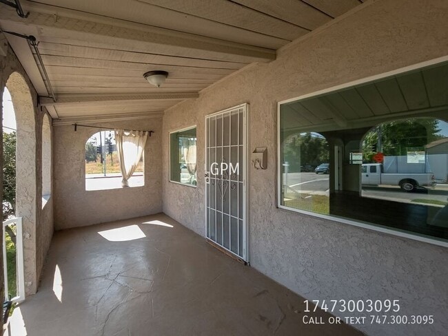 Building Photo - 723 W Doran St