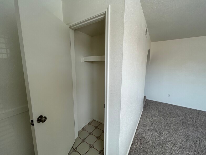 Building Photo - 7222 W Rose Ln