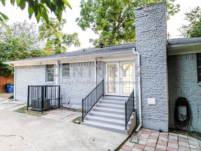 Building Photo - Stunning 3/2 in Great Dallas Location Read...