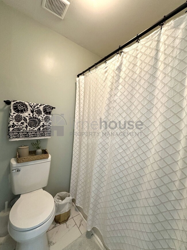 Building Photo - 828 23rd St