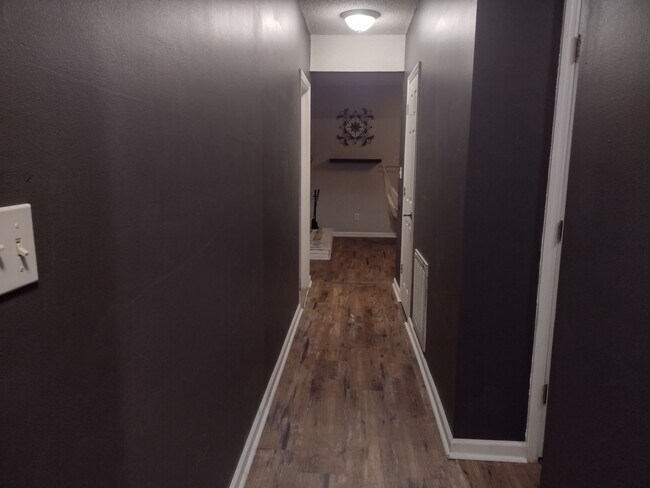 Building Photo - Beautifully renovated 4 bed 5 bath condo with a private back yard