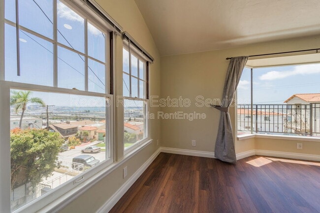 Building Photo - 3345 Columbia St